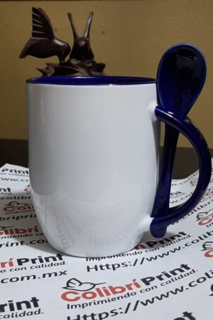 Taza blanca, interior de color azul /cuchara