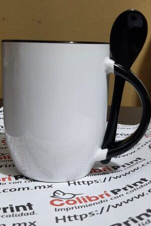 Taza blanca, interior de color negra /cuchara