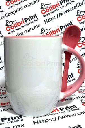 Taza blanca, interior de color rosa /cuchara