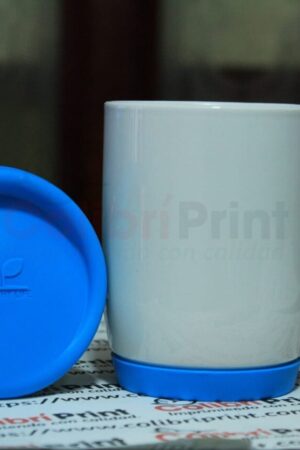 Taza azul 11 oz con tapa y base de silicón