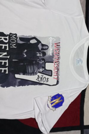 Playera blanca de la familia addams Merlina