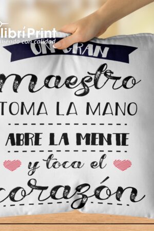 Cojín "Un gran maestro toma la mano, abre la mente y toca el corazón"