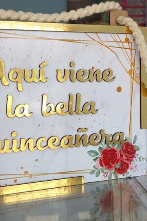 Letrero "Aquí viene la Hermosa Quinceañera"