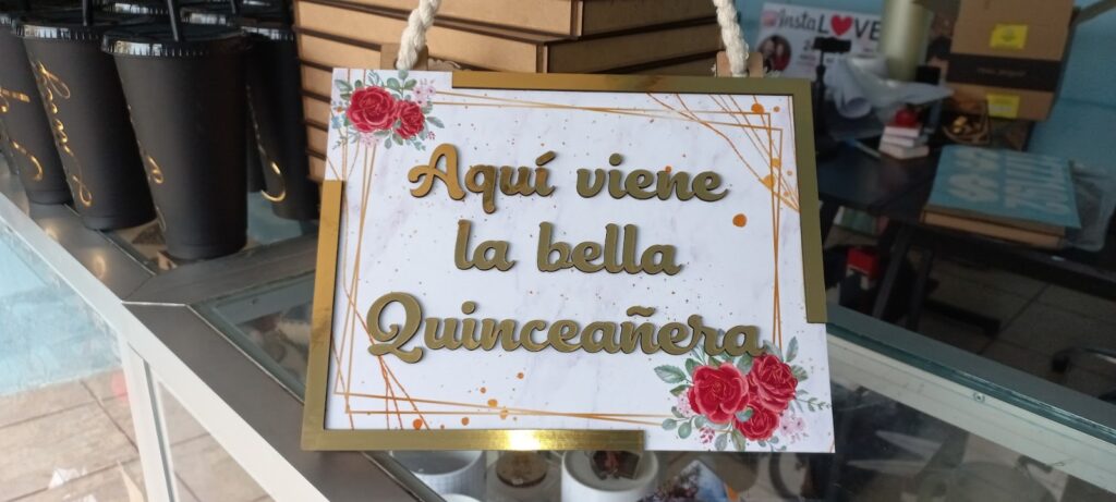Letrero "Aquí viene la Hermosa Quinceañera"